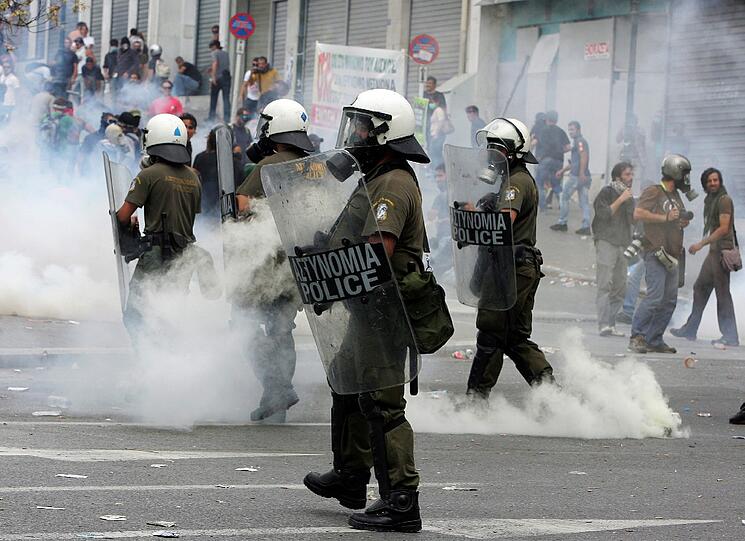 Am Mittwochabend und in der Nacht ist es zu heftigen Straßenschlachten zwischen der Polizei und Demonstranten in Athen gekommen. Mindestens 60 Menschen seien leicht verletzt
worden, berichtete das staatliche Fernsehen (NET). Tausende Menschen protestierten friedlich bis in die frühen
Morgenstunden vor dem Parlament in Athen gegen das harte Sparprogramm
der Regierung.