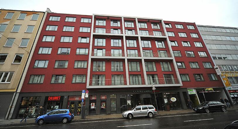 Das Hotel Courtyard by Marriott in der Schwanthalerstraße hat ein unbekannter Schütze ins Visier genommen: Bilder zeigen die Einschüsse.
