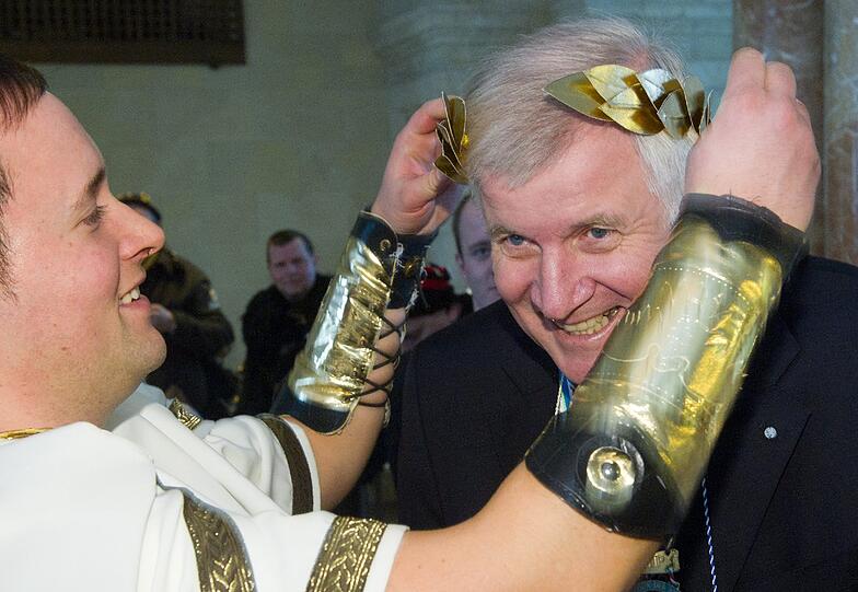 Als Entschädigung bekommt er einen goldenen Lorbeerkranz.