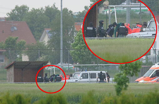 Hier nehmen Sondereinsatzkräfte den 14-Jährigen am Sportplatz in Memmingen fest.