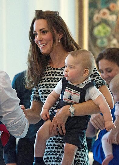 Aber dabei sollte es nicht bleiben. Gleich am Tag darauf durfte die Presse bei einem Termin dabei sein, wo George andere Kinder zum Spielen traf. Und Kate sah natürlich wieder umwerfend aus in ihrem Kleid.
