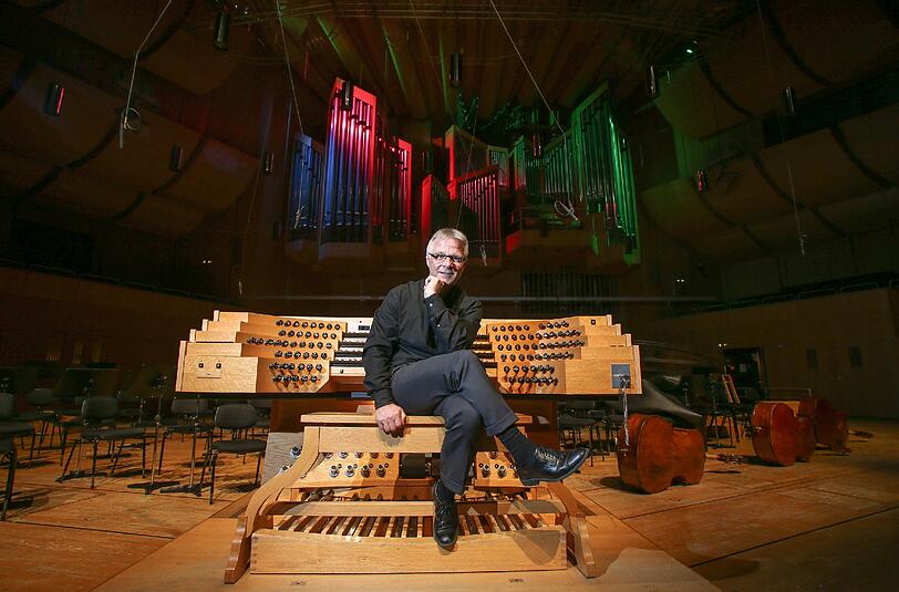Organist Stefan Moser probt oft nachts im Konzertsaal der Philharmonie im Gasteig, um für diesen Samstag gut vorbereitet zu sein.
