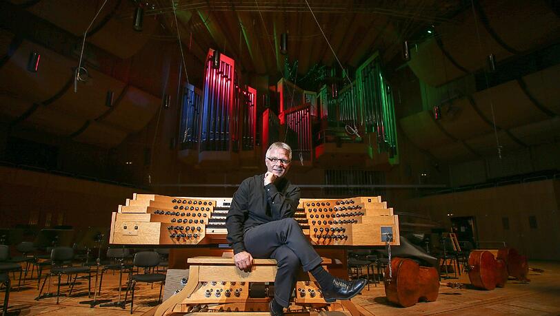 Organist Stefan Moser probt oft nachts im Konzertsaal der Philharmonie im Gasteig, um für diesen Samstag gut vorbereitet zu sein. Organist Stefan Moser probt oft nachts im Konzertsaal der Philharmonie im Gasteig, um für diesen Samstag gut vorbereitet zu sein.