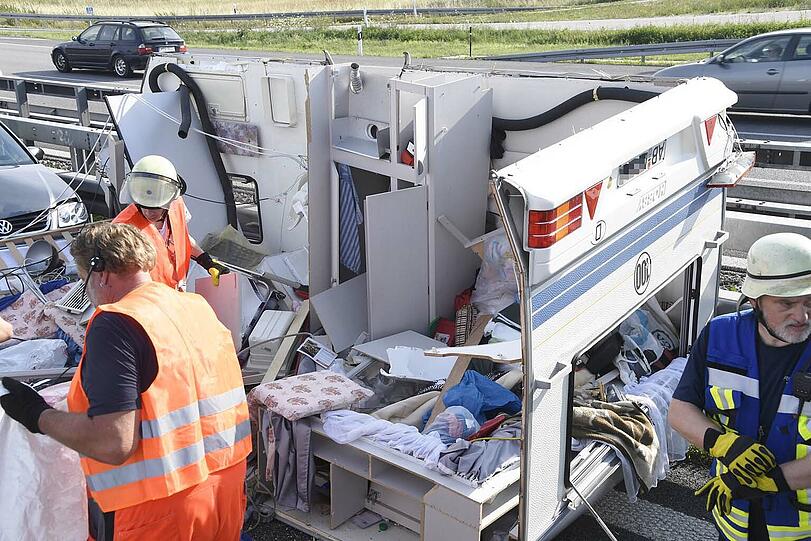 Die Bilder vom dramatischen Wohnwagen-Unfall bei Garching.