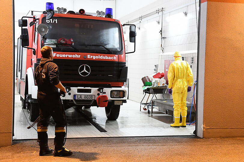 In Ergoldsbach sind nach einem Traktor-Unfall rund 3.000 Liter Pflanzenschutzmittel in einen kleinen Bach geflossen - acht Einsatzkräfte klagten im Anschluss über Beschwerden.
