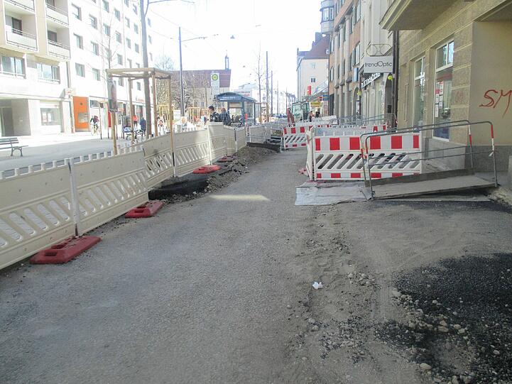 Wenn die Gehwege fertig sind, beginnen auch bald die Arbeiten am 4. Bauabschnitt in Pasing.