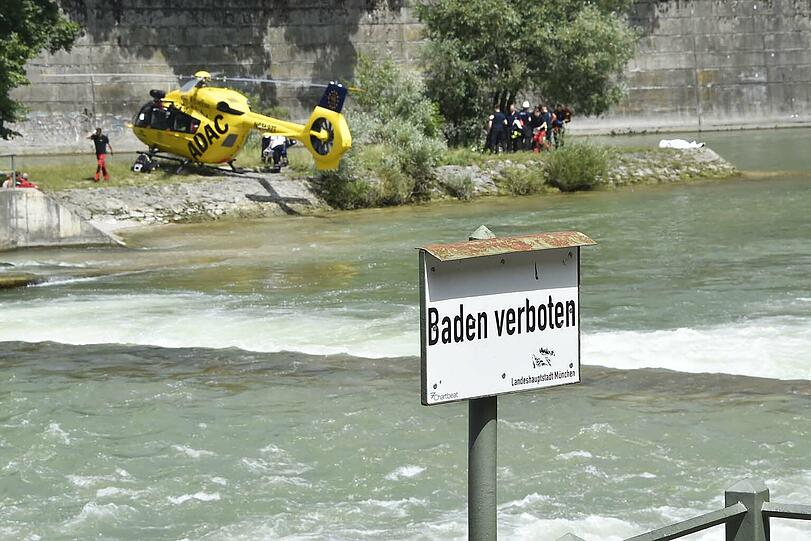 An der Isar-Halbinsel unterhalb der Maximiliansbrücke hat sich offenbar ein tödlicher Bade-Unfall ereignet. Die Bilder.