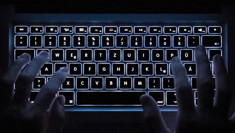 Ein Mann benutzt die Tastatur eines Notebooks. Foto: Silas Stein/dpa/Illustration Ein Mann benutzt die Tastatur eines Notebooks. Foto: Silas Stein/dpa/Illustration