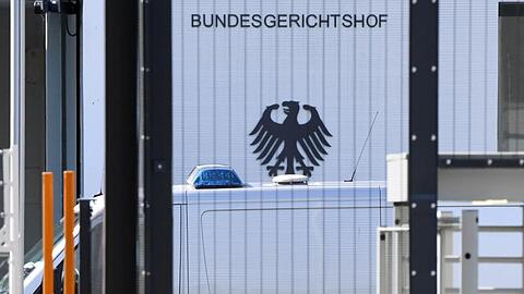 Ein Wagen der Polizei vor dem Bundesgerichtshof In Karlsruhe. Beim BGH sollen fünf Terrorverdächtige dem Haftrichter vorgeführt werden.