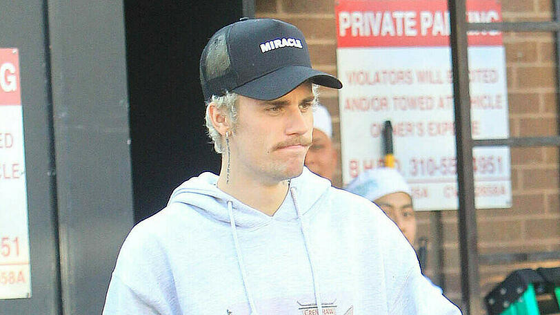 Justin Bieber verarbeitet in "Lonely" seinen frühen Ruhm.