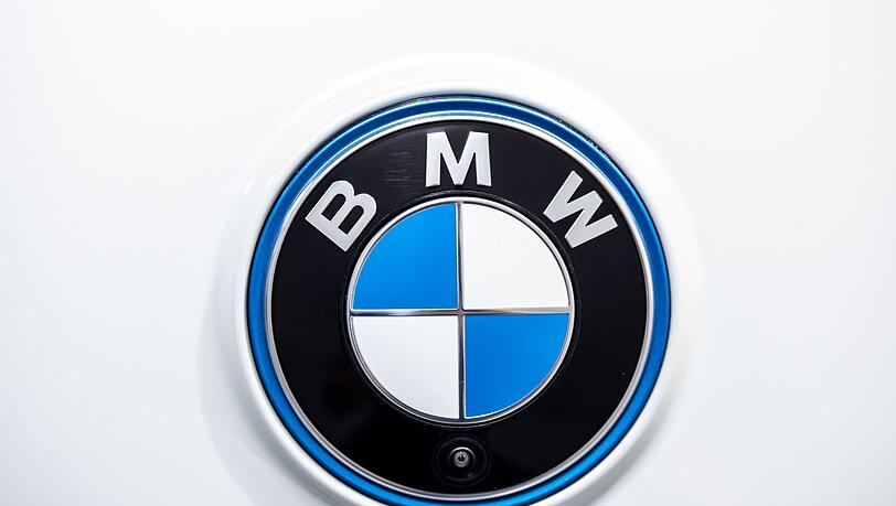 Das Logo von BMW am Heck eines Autos.