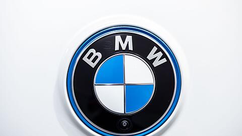 Das Logo von BMW am Heck eines Autos.