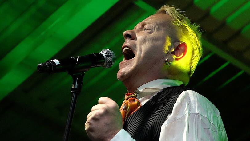 John Lydon - ehemals Johnny Rotten - von den Sex Pistols auf der Bühne.