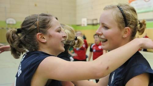 Große Freude nach dem 4:2-Sieg gegen Eintracht Frankfurt: Sandra Rupprecht (links) herzt Hannah Krüger. Große Freude nach dem 4:2-Sieg gegen Eintracht Frankfurt: Sandra Rupprecht (links) herzt Hannah Krüger.