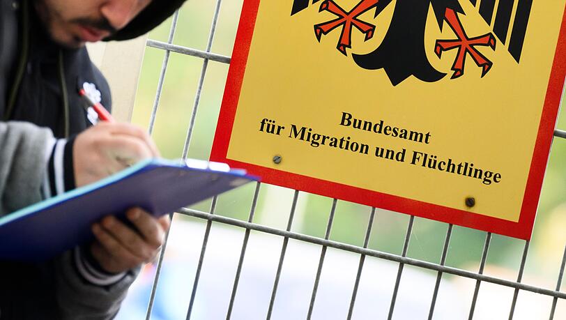 Syrerinnen und Syrer sind aktuell immer noch die mit Abstand größte Gruppe unter den Antragstellern. (Archivbild)