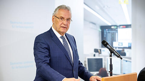 Halbjährlich präsentiert der Innenminister und CSU-Politiker Joachim Herrmann Einblicke in die Arbeit des bayerischen Nachrichtendiensts.