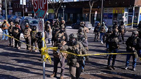 Kurz nach dem Vorfall versammelten sich Demonstranten vor Ort, die Beamten sperrten die Umgebung ab.