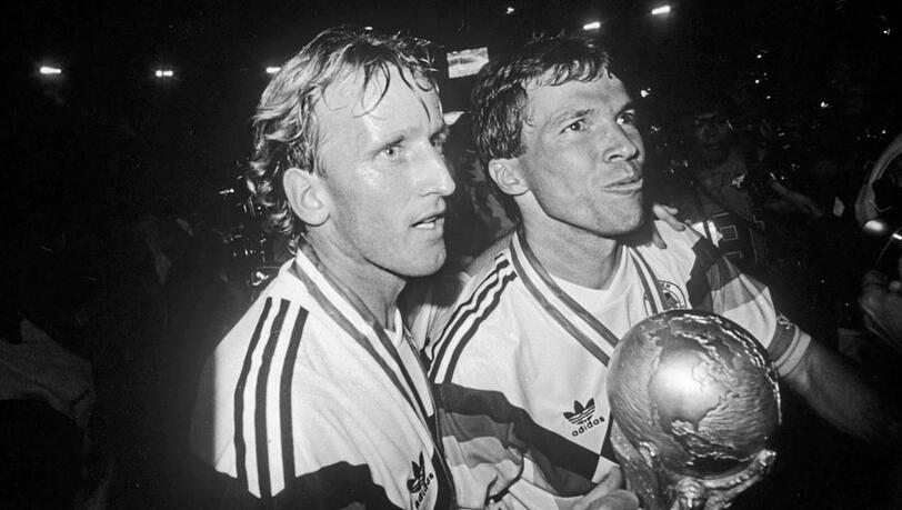 Final-Torsch&uuml;tze und sein Kapit&auml;n: Andreas Brehme und Lothar Matth&auml;us (r.) feiern den WM-Triumph 1990.
