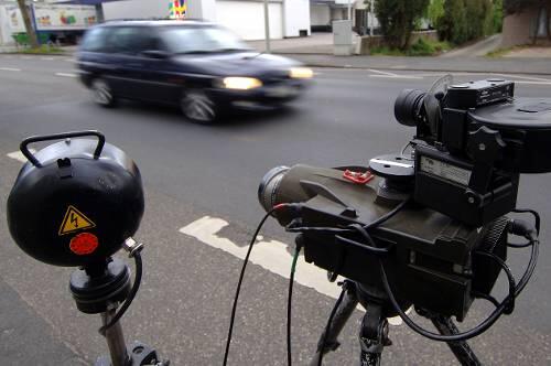 MIt 224 km/h ist ein Mann im Raum Straubing über die Landstraße gerast. (Symbolbild)