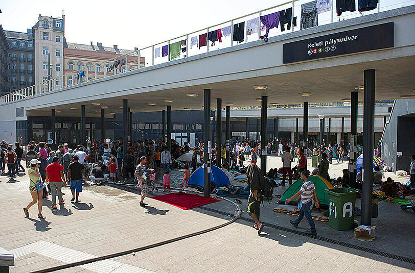 Chaos am Budapester Ostbahnhof. Seit Wochen sitzen dort Tausende Flüchtlinge fest. Jetzt hat die ungarische Polizei offenbar kapituliert.