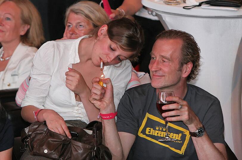 Peter Lohmeyer steckt Alexandra Maria Lara beim Public Viewing eine Zigarette an