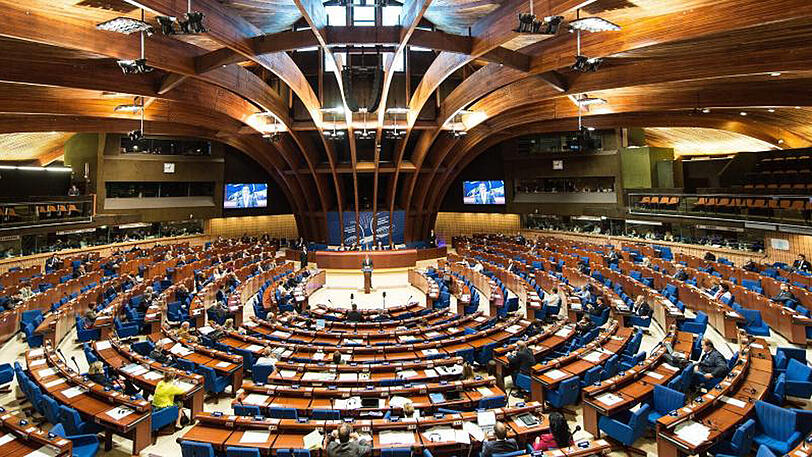Blick in den Plenarsaal des Europarats. Die Anti-Rassismus-Kommission kritisiert Deutschlands Umgang mit Hasskriminalität.