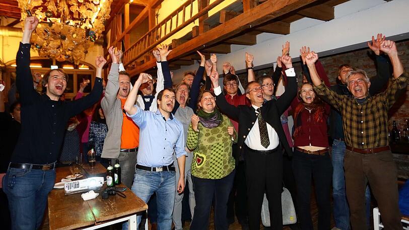 Jubel im Stemmerhof: Das Anti-Kohle-Bündnis feiert am Sonntagabend den Erfolg beim Bürgerentscheid.