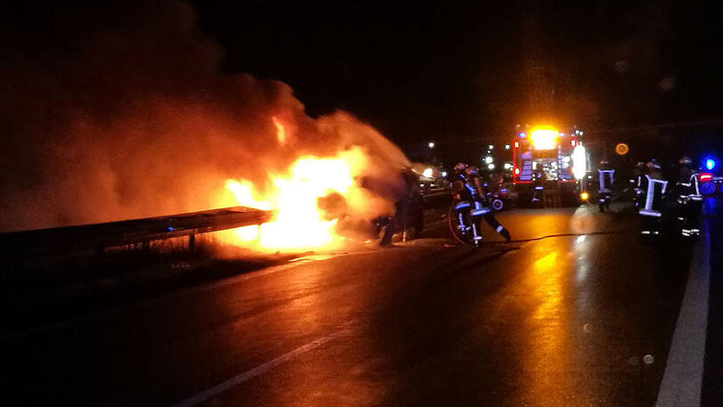 Nachdem der in Flammen stehende Hummer unkontrolliert über die Autobahn gerollt war, brannte er an der Mittelleitplanke völlig aus. Die Bilder.