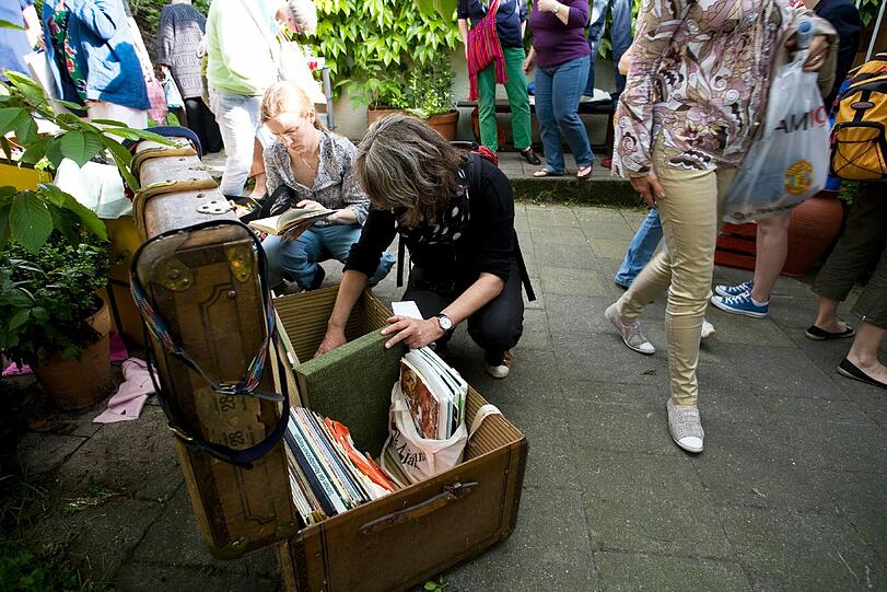 Blick hinter die Hausfassaden ins Grüne: der Gartenflohmarkt in Gern. Die Fotos.