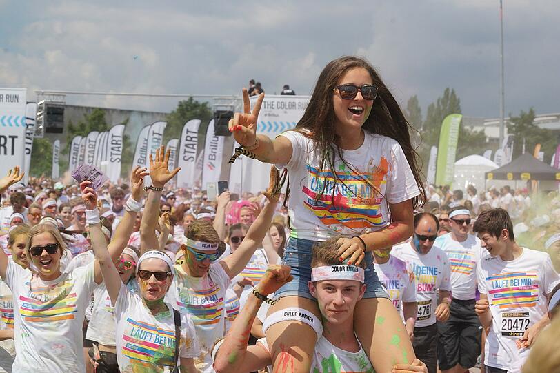 Beim Color Run steht der bunte Spaß im Mittelpunkt und nicht die sportliche Leistung. Die besten Bilder vom Lauf am Sonntag im Riemer Park.