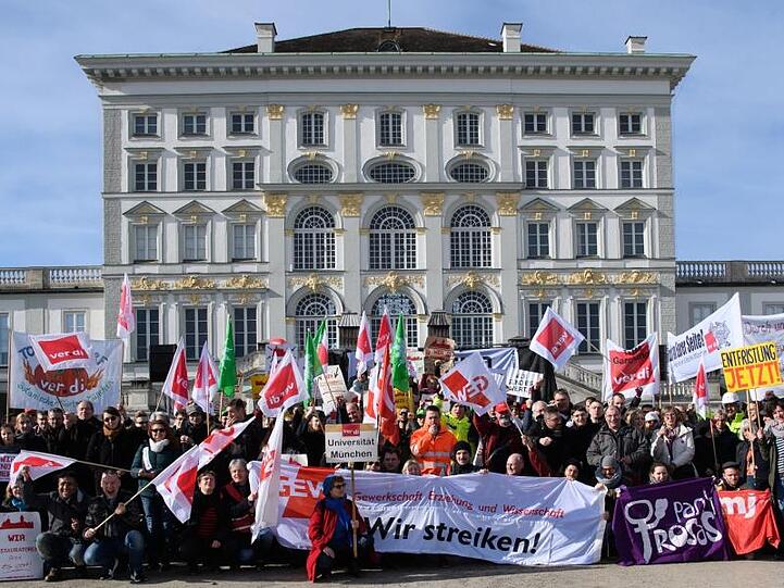 Angestellte im öffentlichen Dienst nehmen vor dem Schloss Nymphenburg an einem Warnstreik teil. Foto: Sven Hoppe/Archiv
