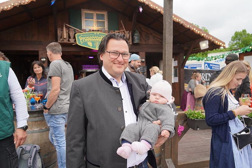 "Rundum gelungen" - Peter Bausch (mit Tochter) auf dem Fest.