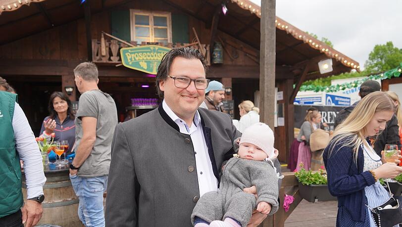 "Rundum gelungen" - Peter Bausch (mit Tochter) auf dem Fest. "Rundum gelungen" - Peter Bausch (mit Tochter) auf dem Fest.