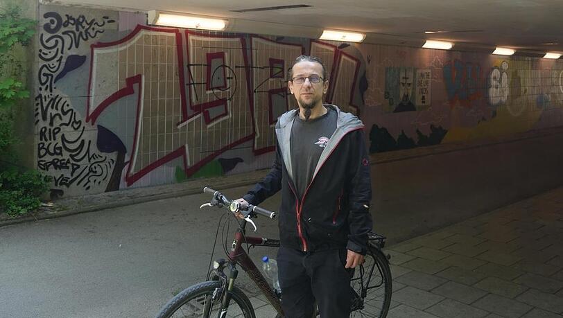 München: Unbekannte Jugendliche werfen Fahrrad von Brücke auf Radler