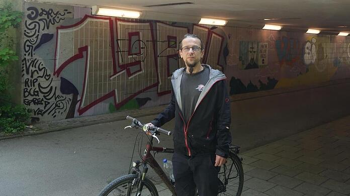 An dieser Stelle am Westpark an der Ecke Stegener Weg hat jemand ein Fahrrad auf Theodor Werb geworfen.