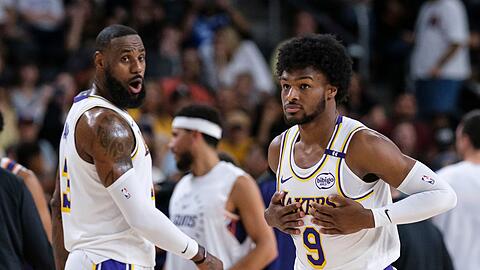 Erstmals gemeinsam im Einsatz für die Los Angeles Lakers: LeBron James (l) und sein Sohn Bronny.