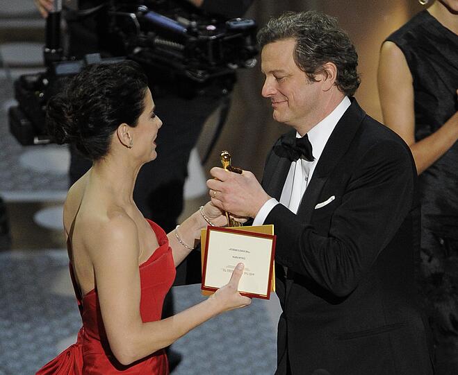 Sandra Bullock in ärmelloser roter Robe