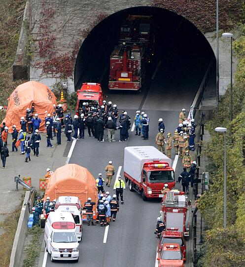 Rettungskräfte stehen am Tunnelportal bereit.