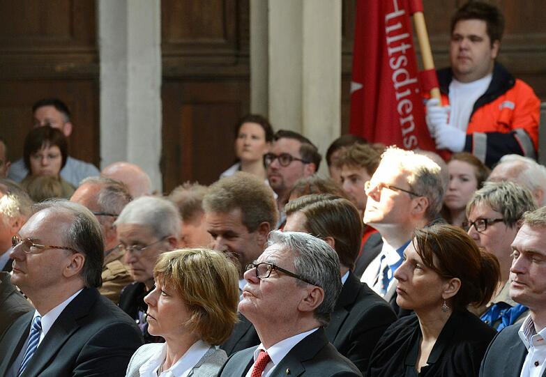 Gemeinsam mit seiner Lebensgefährtin Daniela Schadt (mitte) und dem sachsen-anhaltinischen Ministerpräsident Reiner Haseloff (CDU, links) betet Bundespräsident Joachim Gauck (rechts) in der Marktkirche von Halle. Die Bilder.