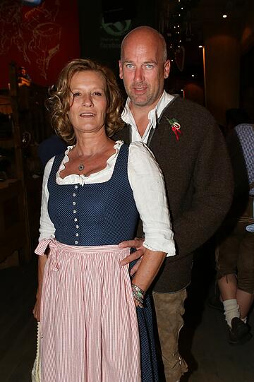 Suzanne von Borsody mit Ehemann Jens Schniedenharn im Weinzelt.