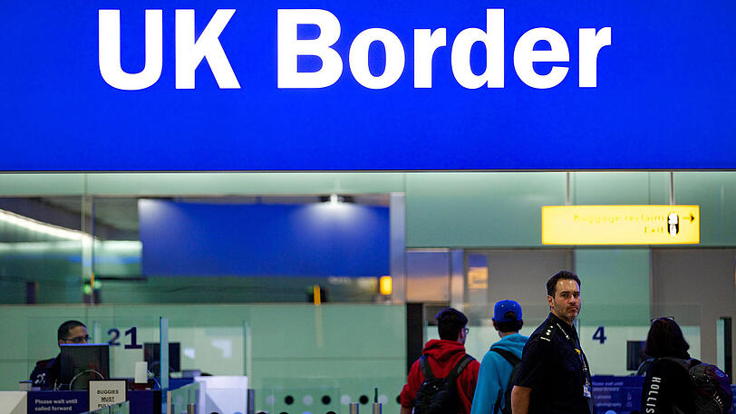 Noch ist das Reisen einfach: Grenzbeamte am Londoner Flughafen Heathrow unter einem Grenzschild.