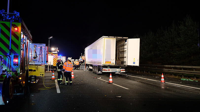 Die Fahrerkabine des Lkw wurde eingedrückt - der Fahrer kam mit lebensgefährlichen Verletzungen ins Krankenhaus.