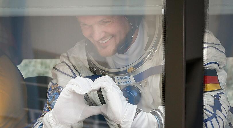 Der deutsche Astronaut Alexander Gerst formt mit seinen Händen ein Herz, an Bord eines Busses, vor dem Besteigen der Rakete.