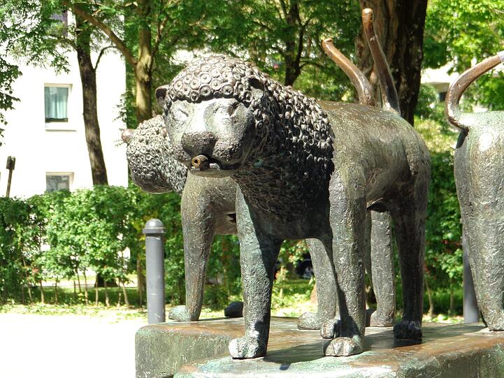 Gibt Rätsel auf: der trockene "Drei-Löwen-Brunnen".