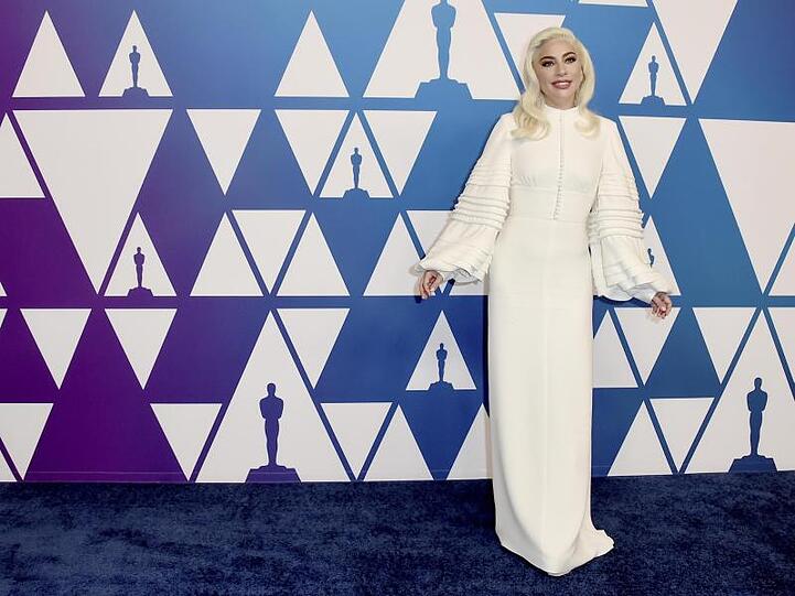 Ein Traum in Weiß: Lady Gaga hat sich für ein Outfit von Louis Vuitton entschieden.