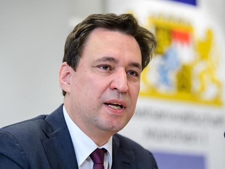 Georg Eisenreich spricht auf einer Pressekonferenz. Foto: Matthias Balk/dpa