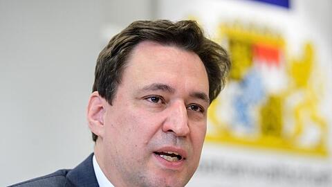 Georg Eisenreich spricht auf einer Pressekonferenz. Foto: Matthias Balk/dpa