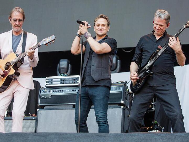 Als Vorband von Sänger Phil Collins tritt die Band Mike & the Mechanics in der Mercedes-Benz Arena auf. Mike & the Mechanics sind bei der Tour in Stuttgart und Berlin als Vorband mit dabei.