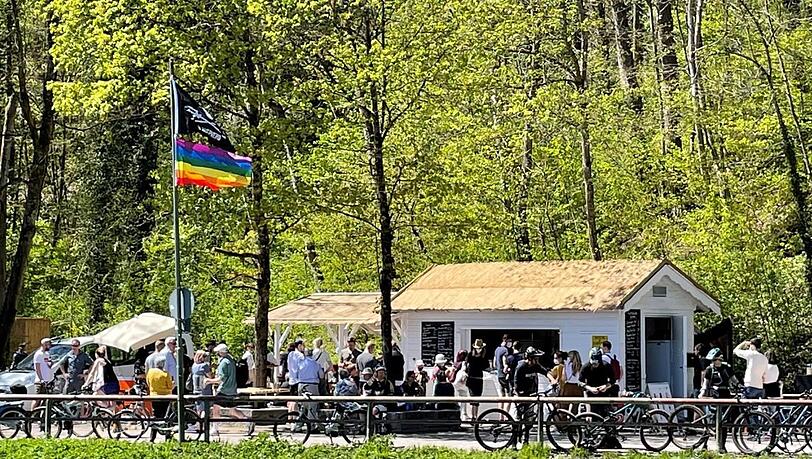 Die bunten Fahnen laden von Weitem zur Radlpause ein. Die bunten Fahnen laden von Weitem zur Radlpause ein.