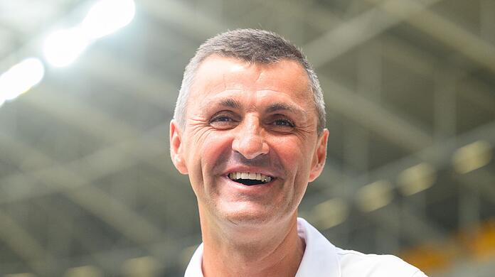 Münchens Trainer Michael Köllner steht im Stadion.